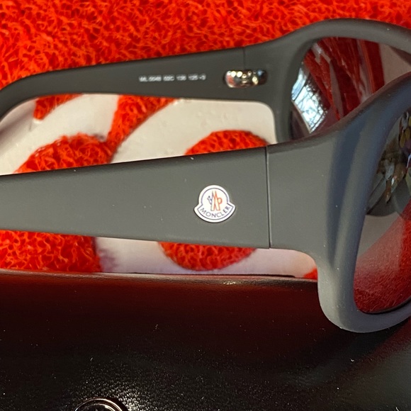 Moncler Unisex Sunglasses - Picture 6 of 10